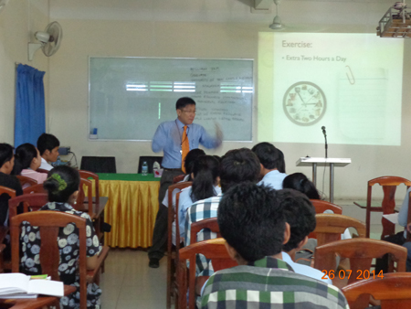 សិក្ខាសាលា”គារគ្រប់គ្រងពេលប្រកបដោយប្រសិទ្ធិភាព-Effective Time Management”​ ដែល​ធ្វើ​បទ​ បង្ហាញ​ដោយ​លោក​ William Yap (ពី​ប្រទេស​ម៉ាឡេស៊ី)​ ជួន​បុគ្គលិក​សិក្សា​និង​និស្សិត​នៅ​សាកល​វិទ្យា​ល័យ​​ធន​ធាន​​មនុស្ស​​ (Human Resource University, Cambodia)